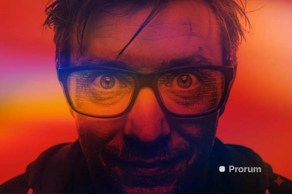 IT-Spezialist mit Code-Reflexion in der Brille
